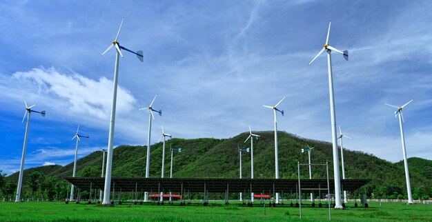 Éoliennes et ciel bleu