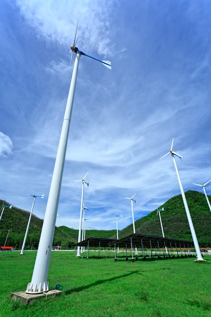 Éoliennes et ciel bleu