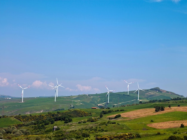 Éoliennes dans le paysage dans le ciel