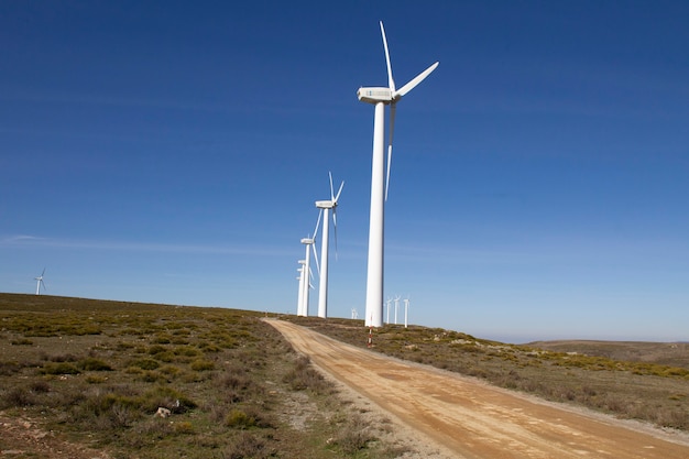 Éoliennes sur une ligne de partage des montagnes produisant de l'électricité par la force du vent
