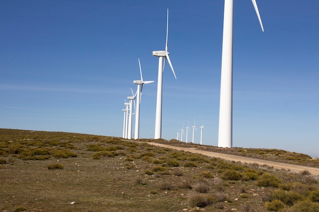 Éoliennes sur une ligne de partage des montagnes produisant de l'électricité par la force du vent