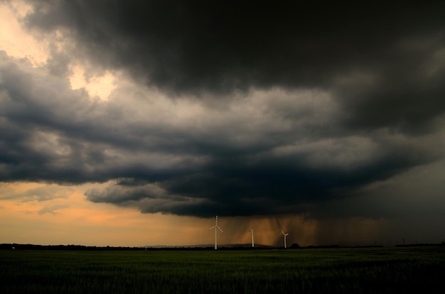 Éoliennes avec pluie