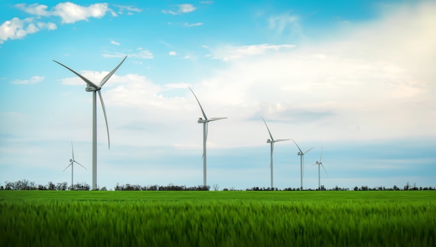 Éoliennes produisant de l'électricité avec ciel bleu - concept de conservation de l'énergie