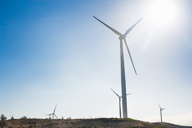 Éoliennes produisant de l'électricité avec ciel bleu - concept de conservation de l'énergie.
