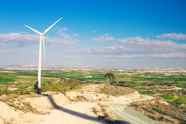 Éoliennes produisant de l'électricité avec ciel bleu - concept de conservation de l'énergie.