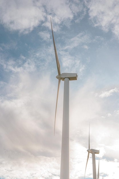 Éoliennes avec quelques nuages dans le ciel Énergie renouvelable