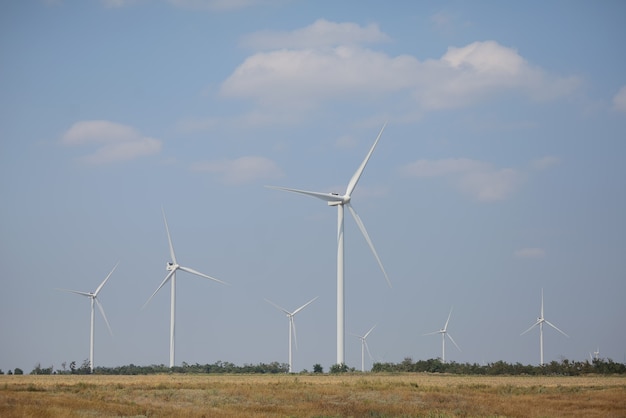 Éoliennes sur le terrain. Moulins à vent