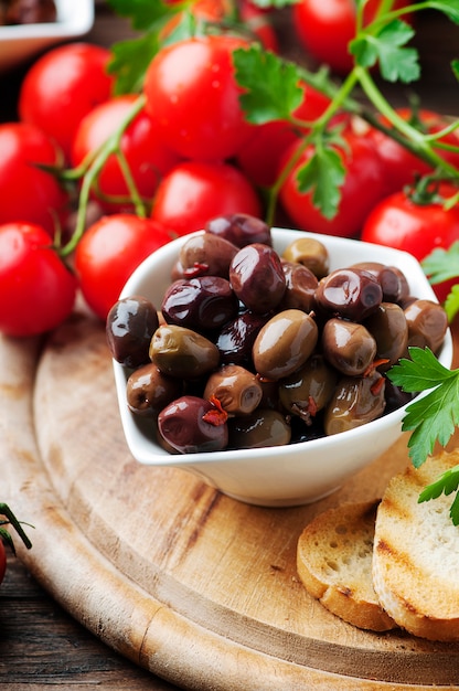 Olive à la tomate et au persil sur la table en bois