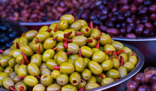 Olive verte farcie de poivron rouge gros plan Marché de fruits et légumes Mise au point sélective