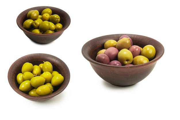 Olives dans un bol en céramique marron isolé sur fond blanc