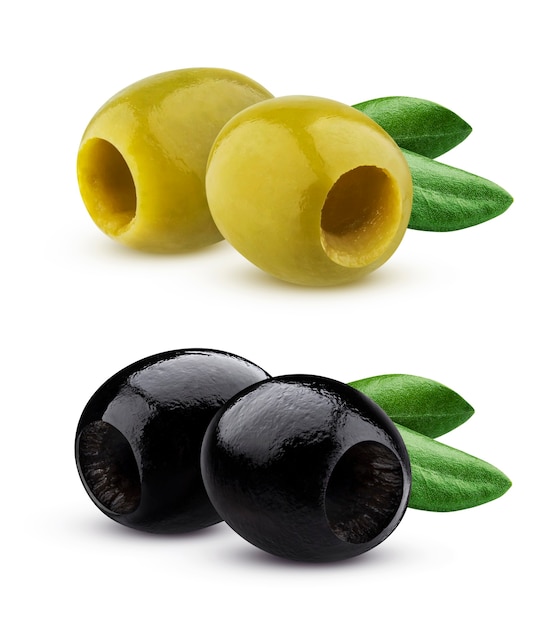 Photo olives dénoyautées noires et vertes isolées sur fond blanc