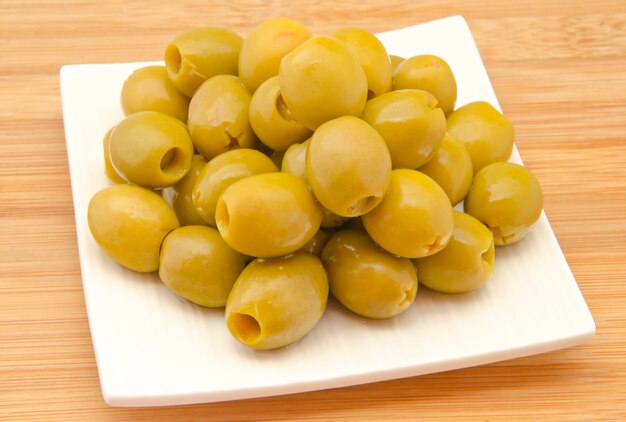 Olives empilées sur une assiette