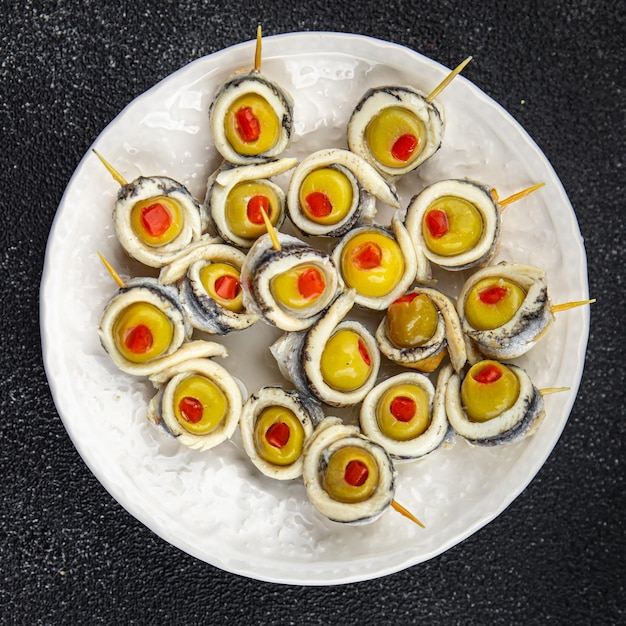 olives farcies avec filets d'anchois rouleaux d'anchorée olives farcées appétissantes fruits de mer poisson marin