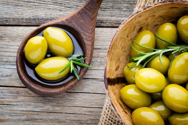 Olives fraîches et fond gris