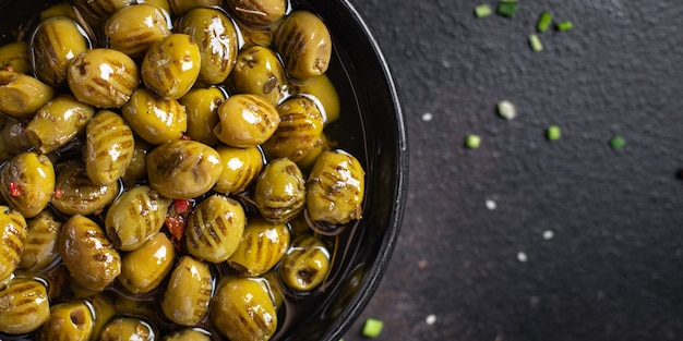 olives grillées fruits frais olives dans une assiette prêt à manger collation repas sur la table copie espace nourriture
