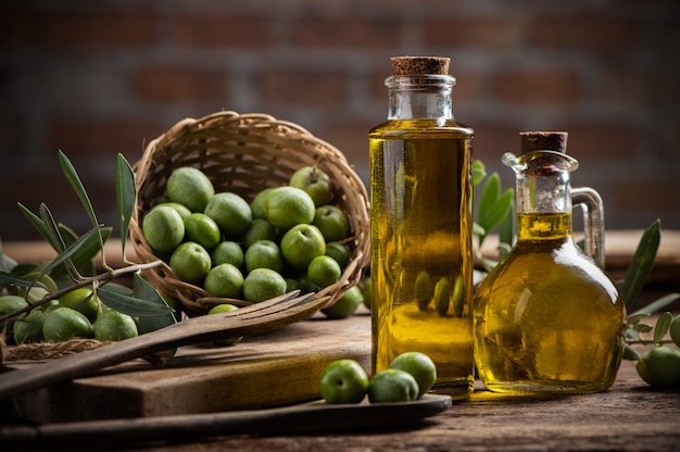 Photo olives et huile d'olive dans un gros plan de bouteilles