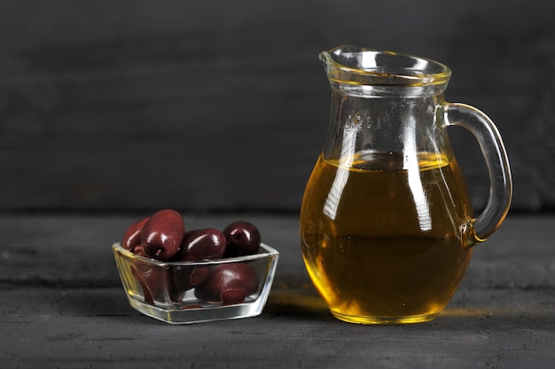 Olives, huile d'olive dans des récipients en verre