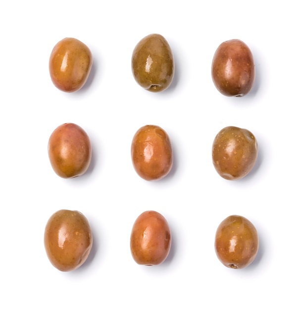 Les olives isolées sur fond blanc.