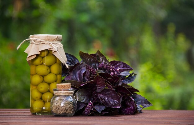 Olives italiennes à l'huile et basilic parfumé.