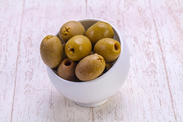 Olives marinées dans le bol