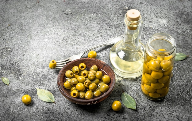 Olives marinées à l'huile d'olive.