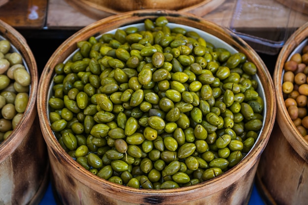 Olives méditerranéennes sur le marché.