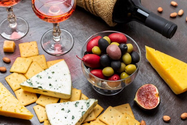 Olives multicolores dans un bol en verre Fromage et biscuits et une demi-figue