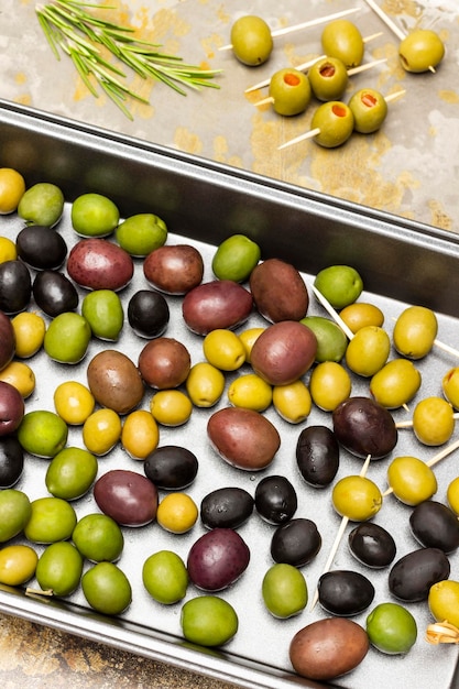 Photo olives multicolores sur une plaque de cuisson en métal