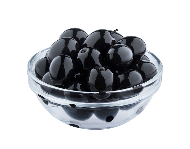 Olives noires dans un bol en verre isolé sur blanc avec un tracé de détourage