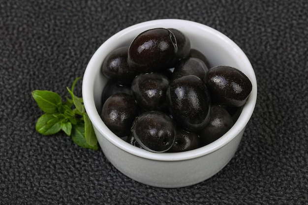 Olives noires dans le bol