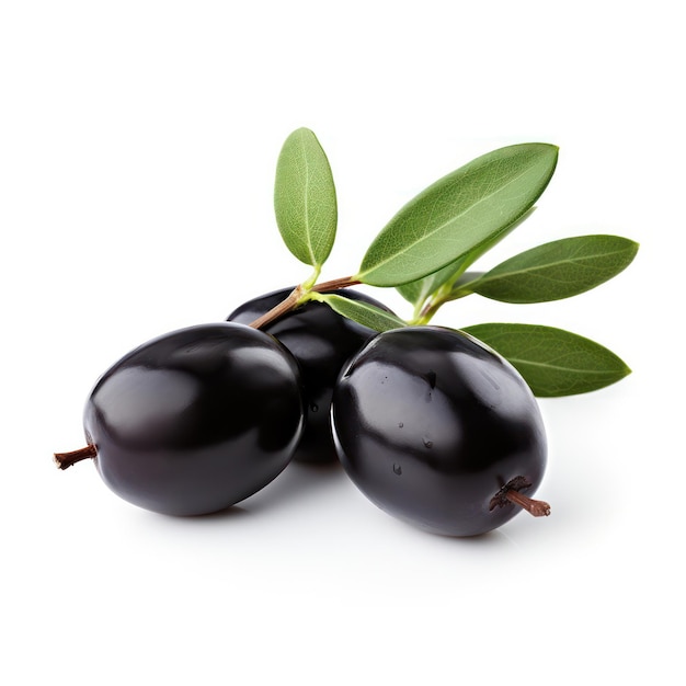 Olives noires avec des feuilles isolées sur un fond blanc