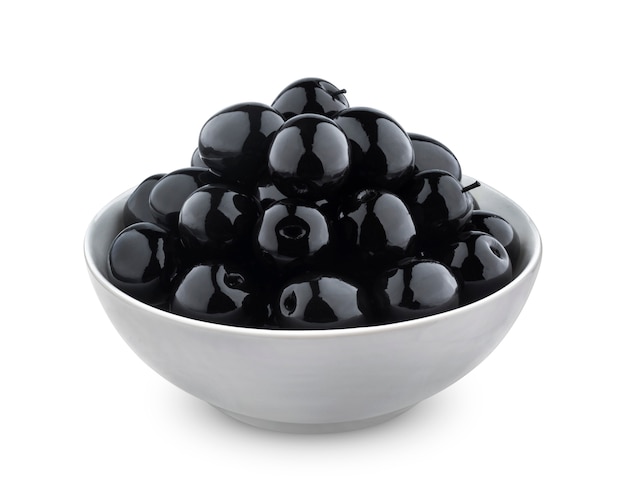 Olives noires isolées sur fond blanc