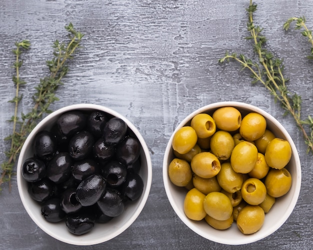 Olives noires et vertes dans un bol. Vue de dessus.