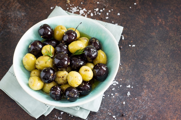 Olives noires et vertes dans un bol