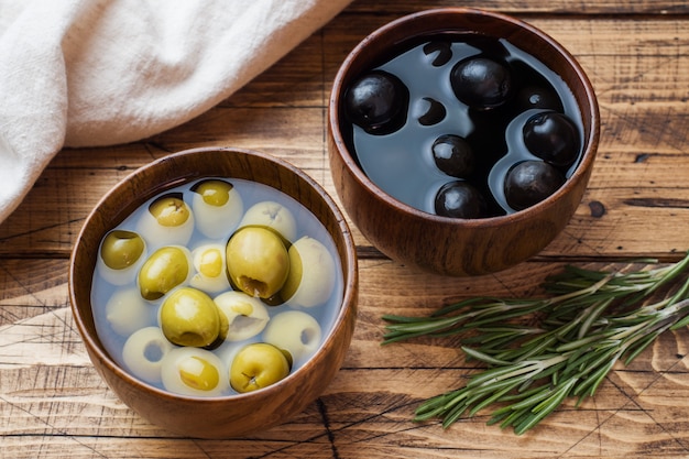 Olives Noires Et Vertes Dans Des Bols En Bois Sur Une Table En Bois