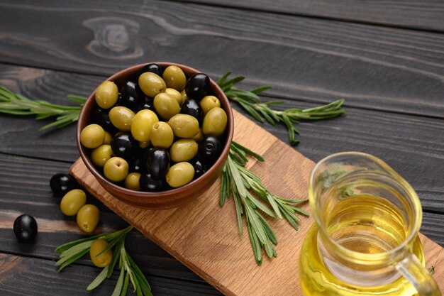 Olives noires et vertes sur un fond rustique en bois foncé