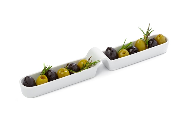 Photo olives noires et vertes servies dans une assiette blanche isolé sur fond blanc