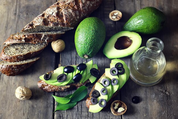 Olives de pain d'avocat sur un fond en bois