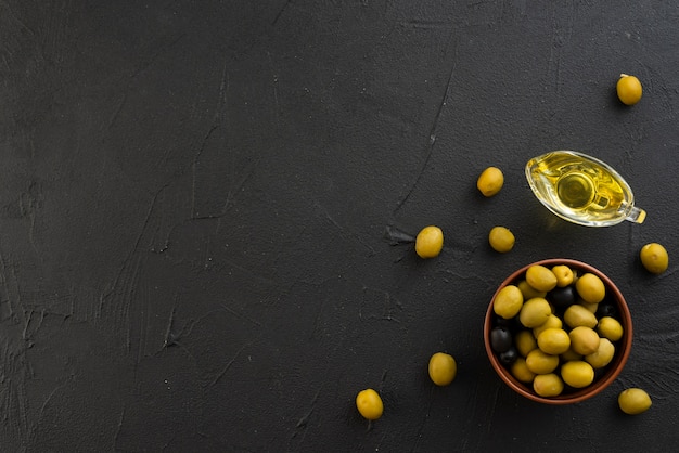 Photo olives plates poser avec fond espace copie