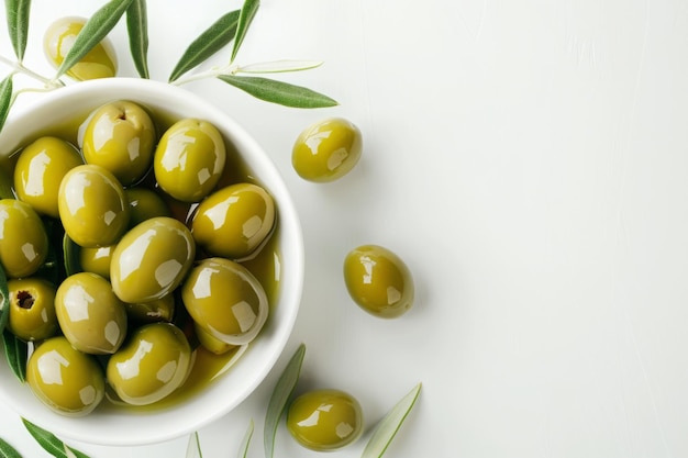 Olives salées et branches d'olive placées sur un fond blanc photo de haute qualité