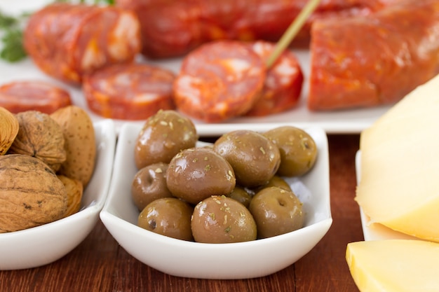 Olives avec des saucisses et du fromage