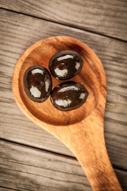 Olives sur une table en bois...