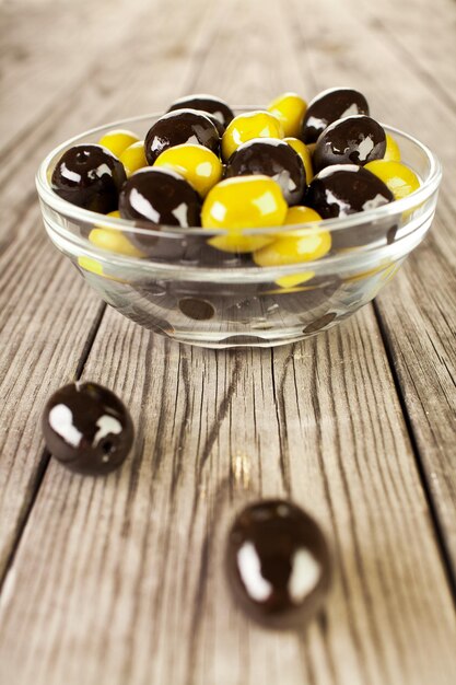 Olives sur une table en bois...