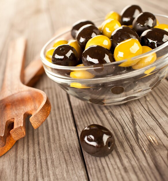 Olives sur une table en bois...