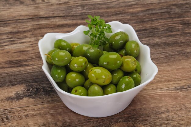 Olives vertes Campo Real dans le bol