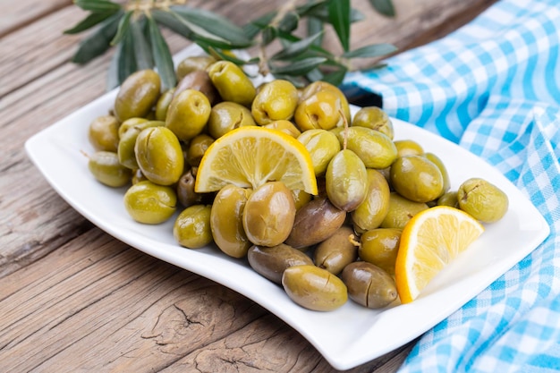 Olives vertes concassées. Olives vertes concassées au citron. Olive à la turque (nom turc ; kirma zeytin)