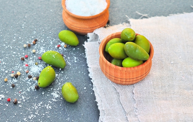 Olives vertes dans un bol en bois