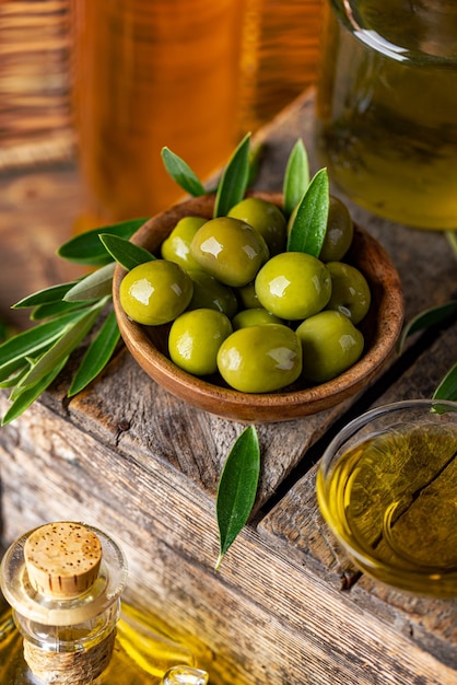 Olives vertes dans un bol en bois