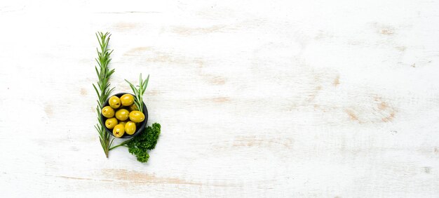 Olives vertes dans un bol Vue de dessus Espace libre pour votre texte