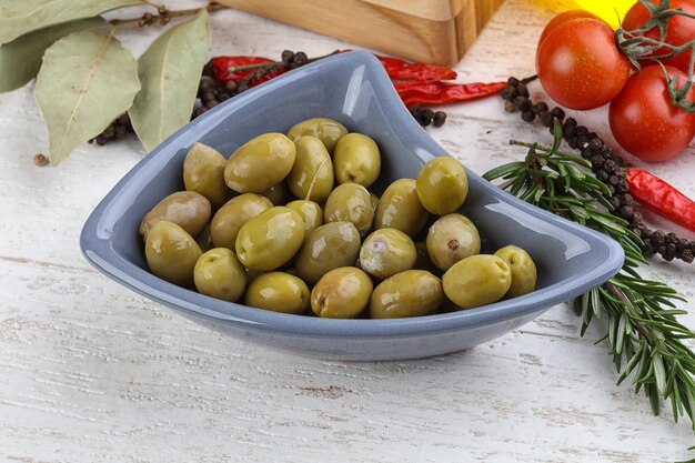 Olives vertes dans le bol